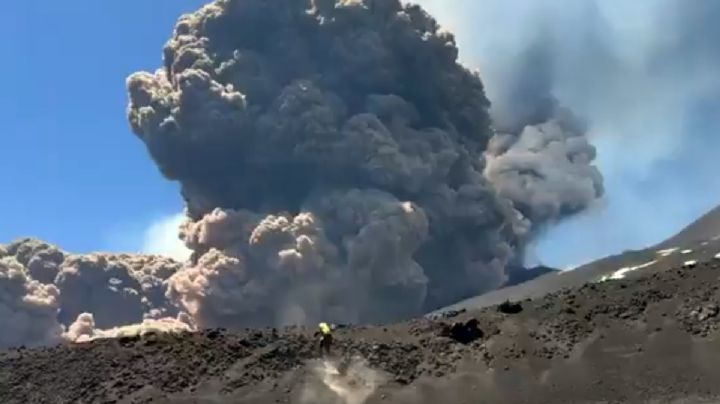 Volcán Etna hace erupción y pone en alerta a turistas | Video