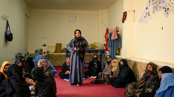 Mujeres afganas resisten la represión con pequeños negocios