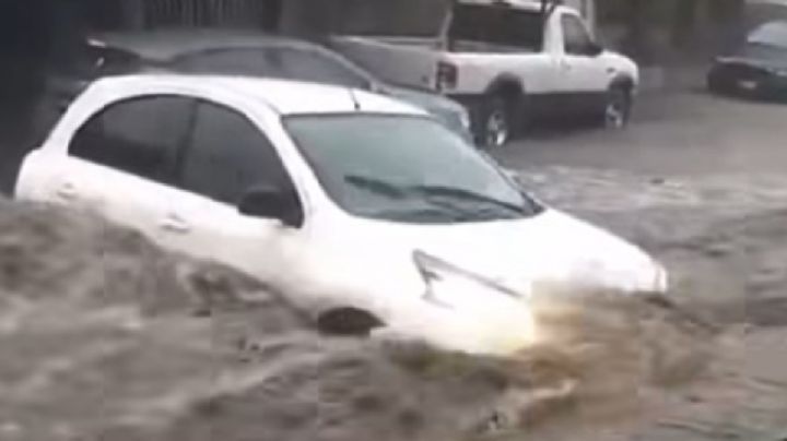 Fuerza del agua voltea carros en León
