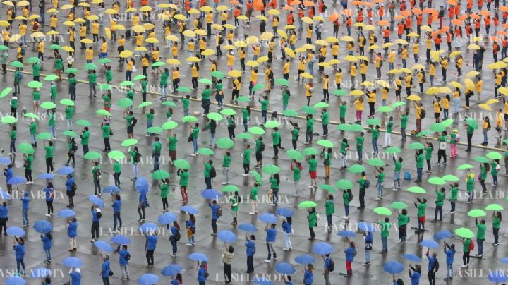 Despliegan bandera humana LGBTTTQI+ en el Zócalo