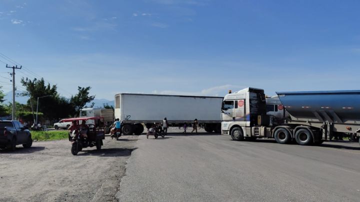 Tras operativo contra el CJNG en Colima, pobladores bloquean carretera y piden salida de la Marina