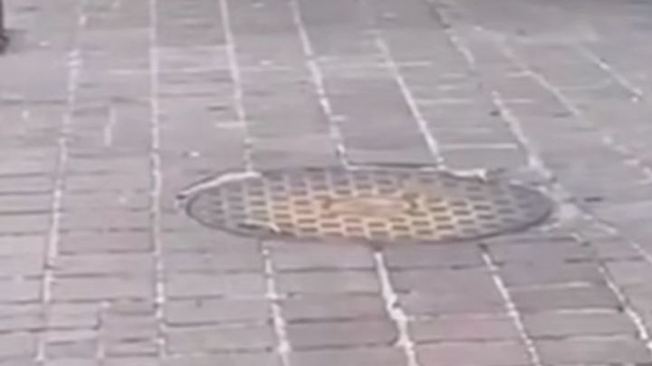 Así explotó una coladera en el centro de León y dejó sin luz a comercios | VIDEO