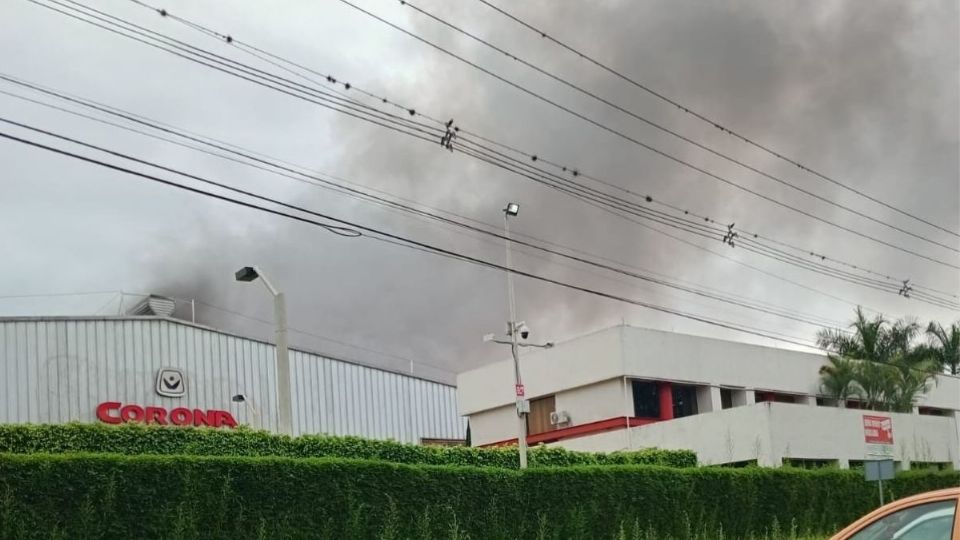 VIDEO: Incendio en Fábrica Bellota en Fortín; deja dos personas intoxicadas