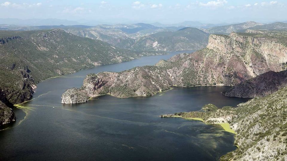 Al abrir las compuertas, el agua de la presa llegará a los ríos