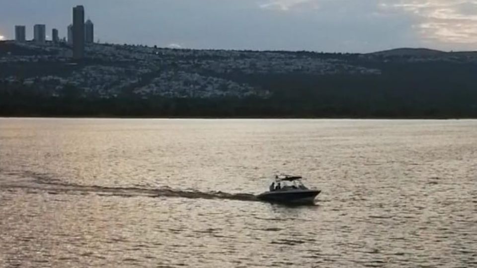Cuando la presa de El Palote se ve repleta de agua los leoneses aprovechan para pescar y realizar actividades deportivas en lancha o en Jet Ski. Fotografía de una lancha en años anteriores cuando la presa estaba en apogeo de llenado
