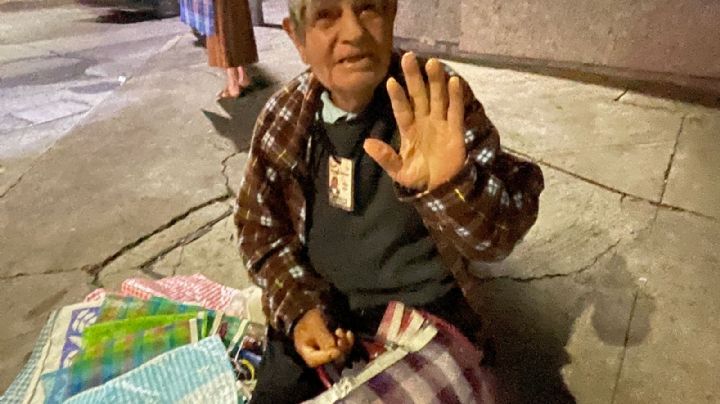 Don Chavita, adulto mayor, cada noche espera vender algo en León
