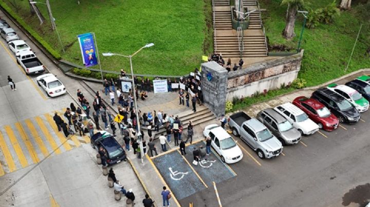 Protestan en Rectoría de la UV por prórroga al rector Martín Aguilar