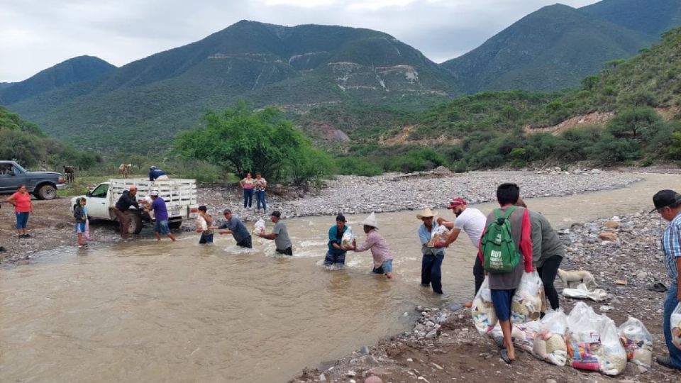 La senadora Malú Micher llevó apoyo a las familias de la comunidad de La Laja, en Xichú.