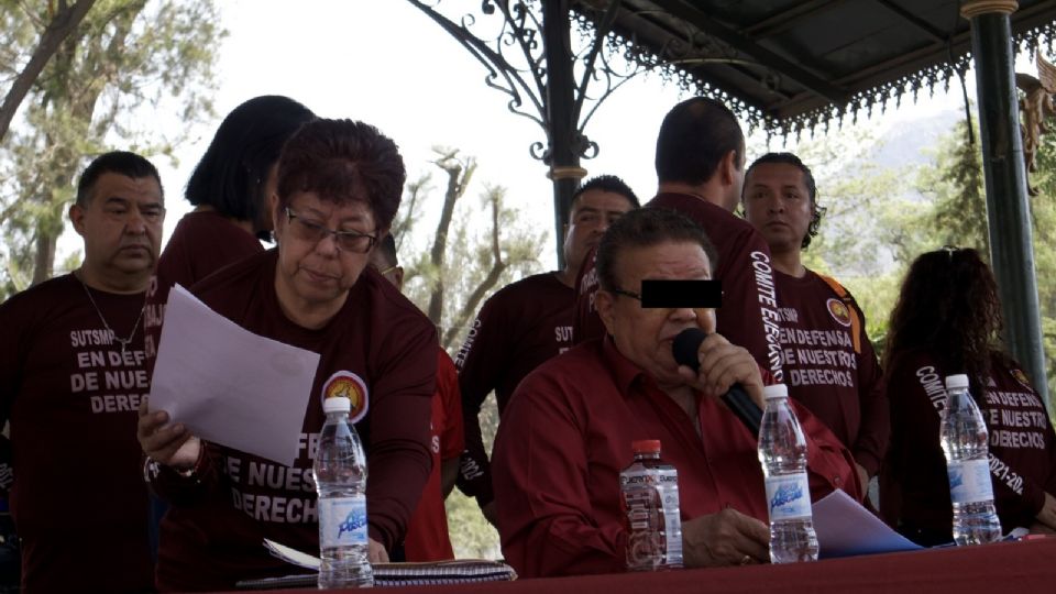 Percy ingresó por la puerta lateral de la sala, donde generalmente ingresa la jueza, con sus manos esposadas