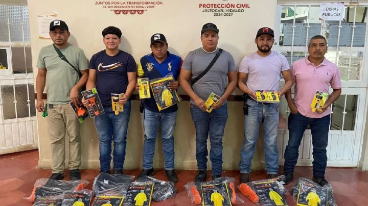 Critican a alcalde de Hidalgo por “equipar” con impermeable y lámpara a personal de PC