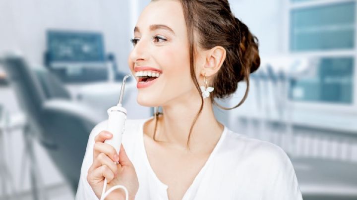 Este dispositivo limpia tus dientes igual que un dentista pero es más barato y puedes usarlo en casa