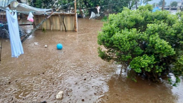 Se desborda río en Santiago Tianguistenco, Edomex