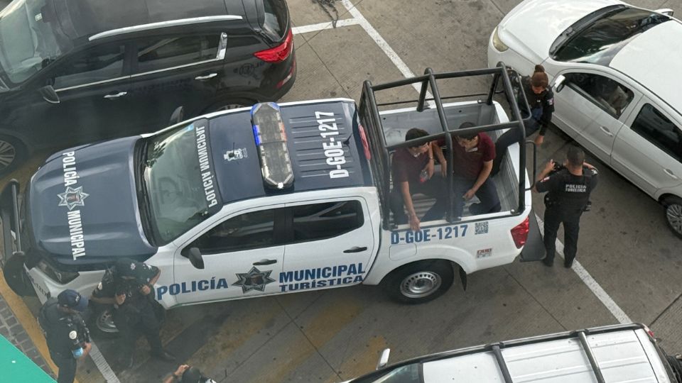 Jóvenes detenidos por la policía turística