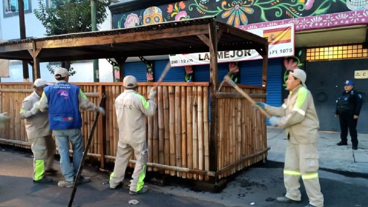 Retiran estructuras de cafeterías y restaurantes por obstruir la vía pública en Coyoacán