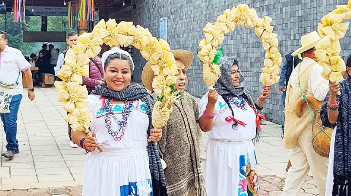 Adultas mayores de Hidalgo conquistan Los Pinos con su grupo de danza Rayito de Luna