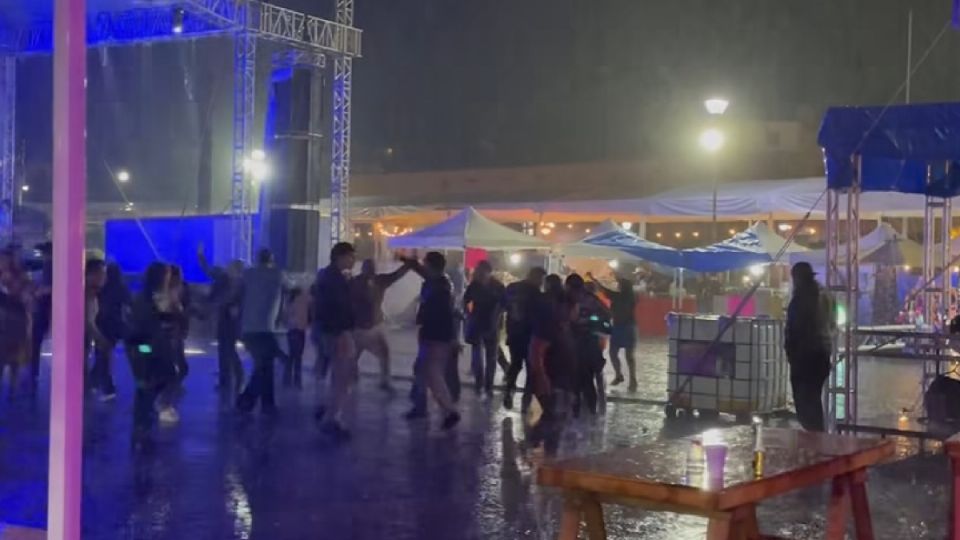 Bailaron bajo la lluvia, ayer en el Festival de La Mojarra y la Cerveza, en Yuriria.