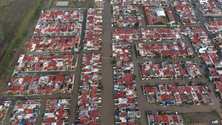 Por temor a rapiña, familia permanece en su casa inundada, en Los Tuzos