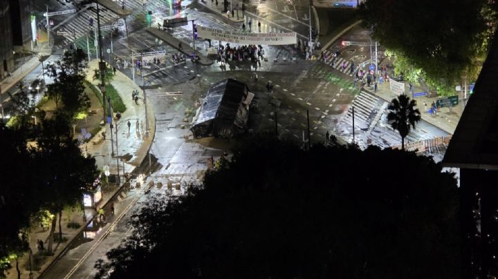 Normalistas de Chiapas bloquean cruce de Reforma e Insurgentes