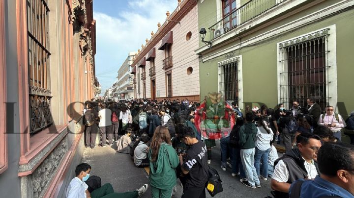 Protestan en Colegio Preparatorio de Xalapa tras destitución de director; esto pasó