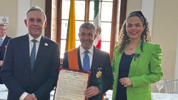 Condecoran a Tabe en Colombia: Miguel Hidalgo es el 'bastión de la libertad'