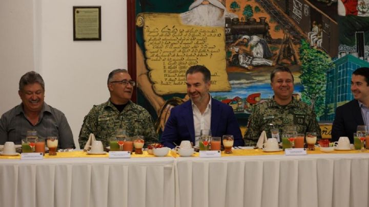 Recorre Adrián de la Garza Hospital Militar Regional