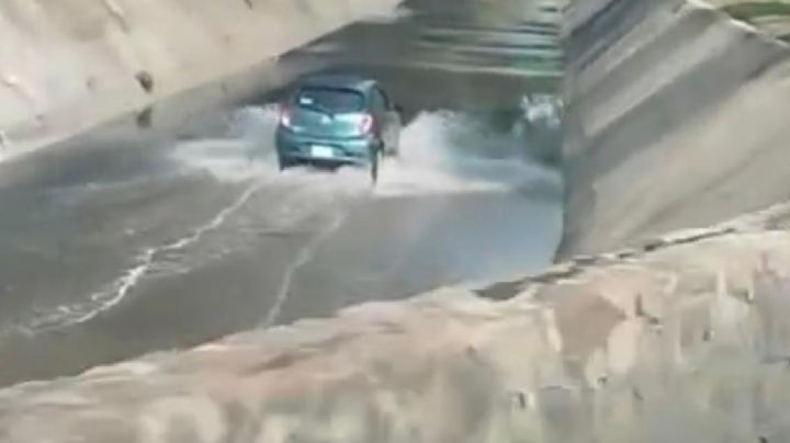 Coche circula en medio del Malecón del Río; por ahí lo mandó el GPS