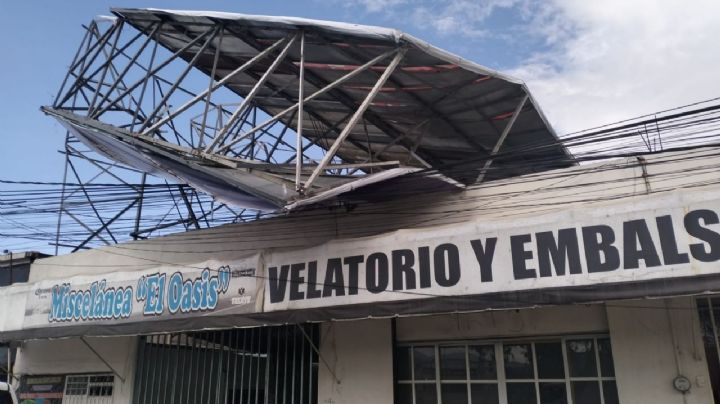 Caída de espectacular provoca cierre de carril en Ecatepec