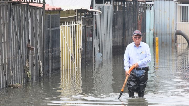 Prometen apoyos y nuevo desagüe para afectados por inundaciones en Iztapalapa