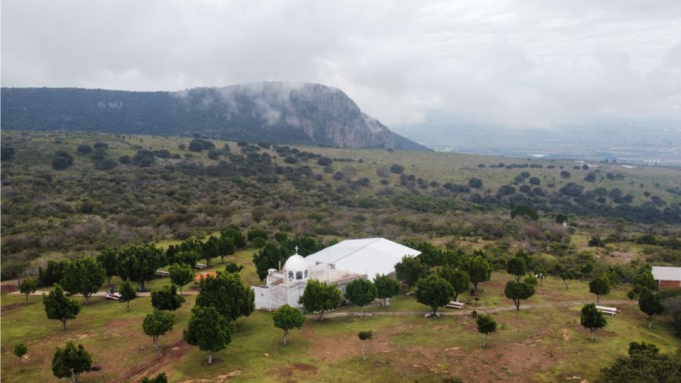 Cerro del Padre, capilla de la Virgen de Guadalupe y al fondo el Cerro de la Bufa.