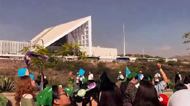 Bandos proaborto y provida se manifiestan afuera del Congreso, a minutos de iniciar la sesión