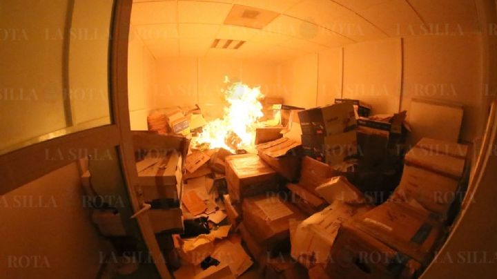 GALERÍA: CNTE incendia instalaciones del sindicato de maestros