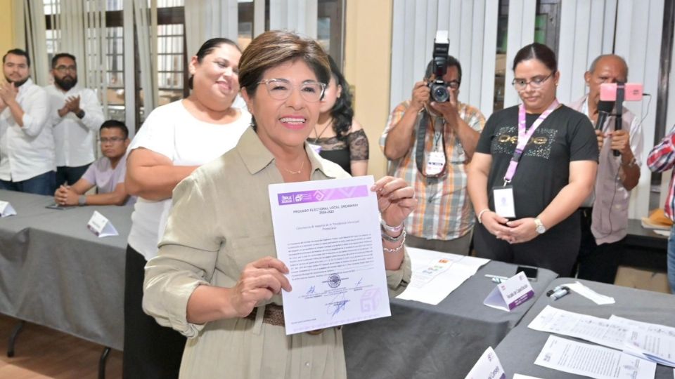 Rosa María Hernández Espejo, alcaldesa electa de Veracruz, recibe constancia del OPLE
