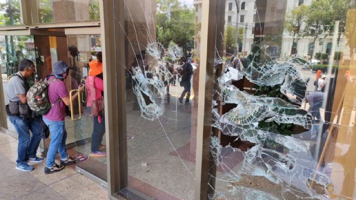 Sección 22 de la CNTE retira plantón del Zócalo; otros vandalizan oficinas del Bienestar