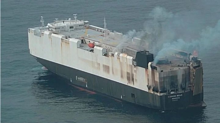 Incendio en barco con autos hacia México sigue sin control