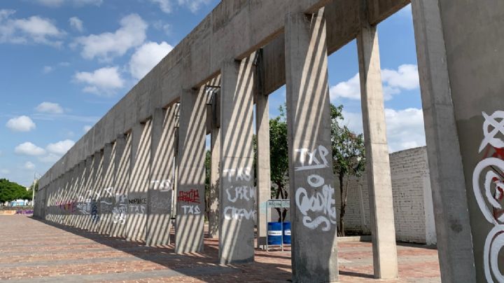 Grafiteros y drogadictos vandalizan la Plaza del Mariachi