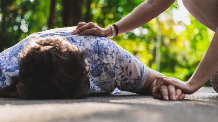 Hallan inconsciente a familia en el patio de su casa; 2 son menores de edad