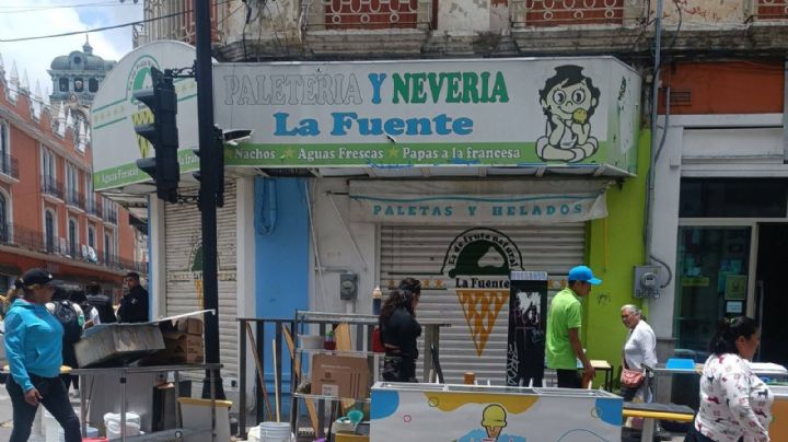 Desalojan popular paletería en el centro de Pachuca; los dejan hasta con los refris en la calle