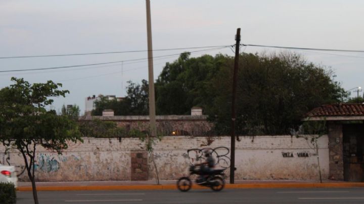 Detrás de esta barda, hay una finca del Siglo XIX de la familia Vera en bulevar López Mateos en León
