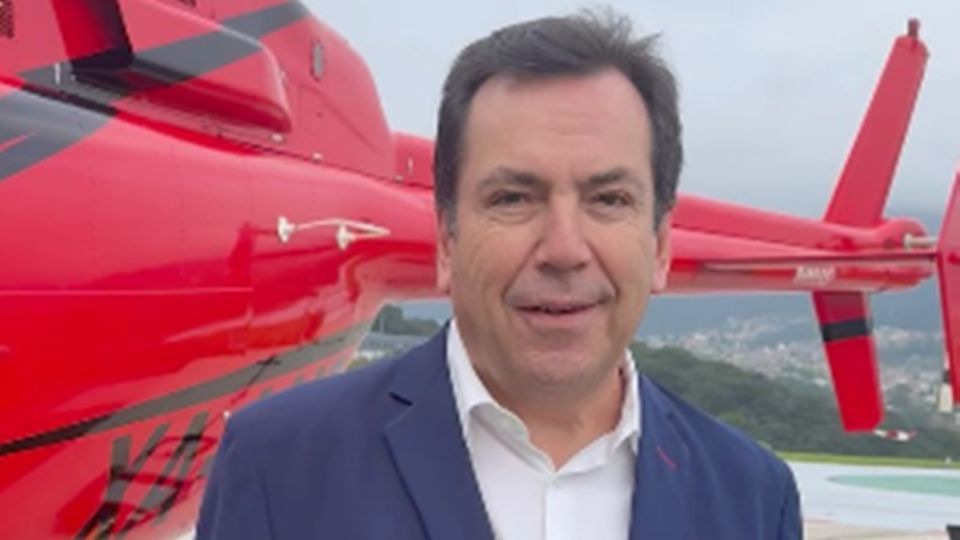 Con Laura Flores, al parecer no está solo