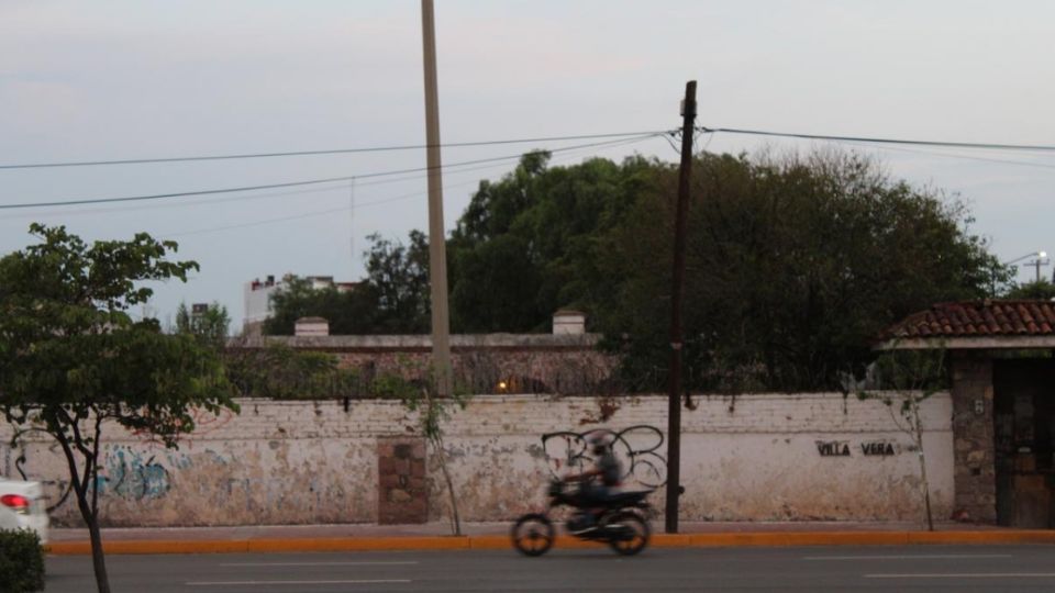 Nadie esperaría que detrás de esas bardas se esconde una finca antigua, pasa inadvertida, discreta y ha estado allí por años