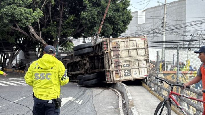 Tráiler vuelca en colonia Obrera y hombre queda debajo de la carga en CDMX