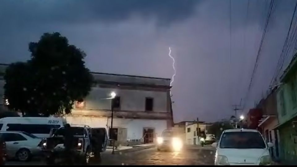 Tormenta eléctrica, ayer por la noche en San Luis de la Paz.