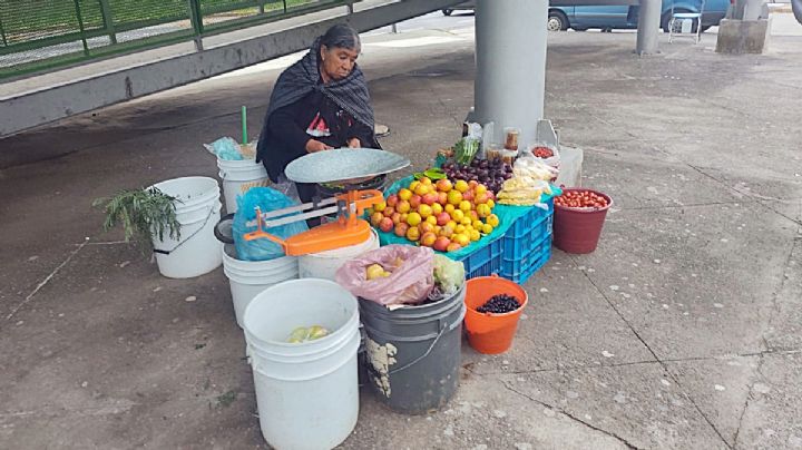 Magdalena carga 4 cubetas de la central al centro de Pachuca para vender verdura