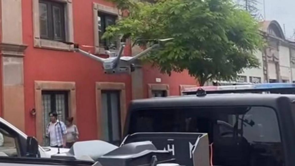 La base de uno de los drones fue colocada en la batea de una camioneta patrulla.
