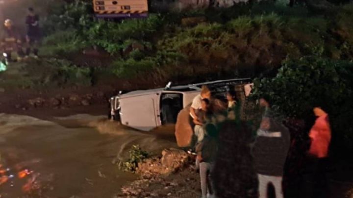 Arrastra el río una camioneta en León