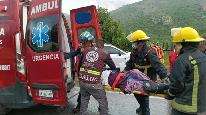 Con rappel, rescatan a dos mujeres que cayeron a barranco en corredor de la montaña | VIDEO