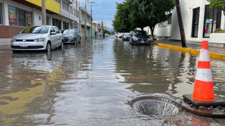 Por no tirar la basura en su lugar se inunda calle en León tras aguacero