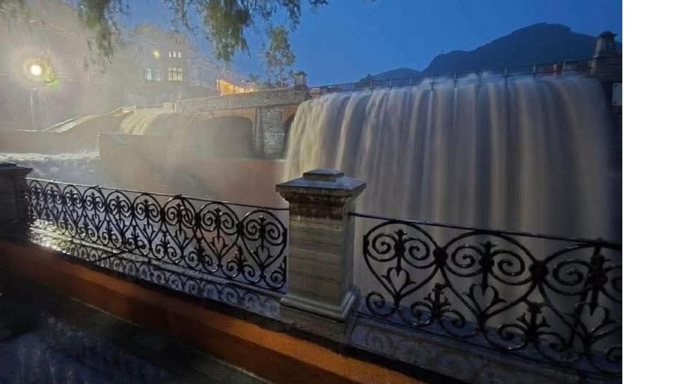 Se derbordó ayer la presa de La Olla, en Guanajuato capital.