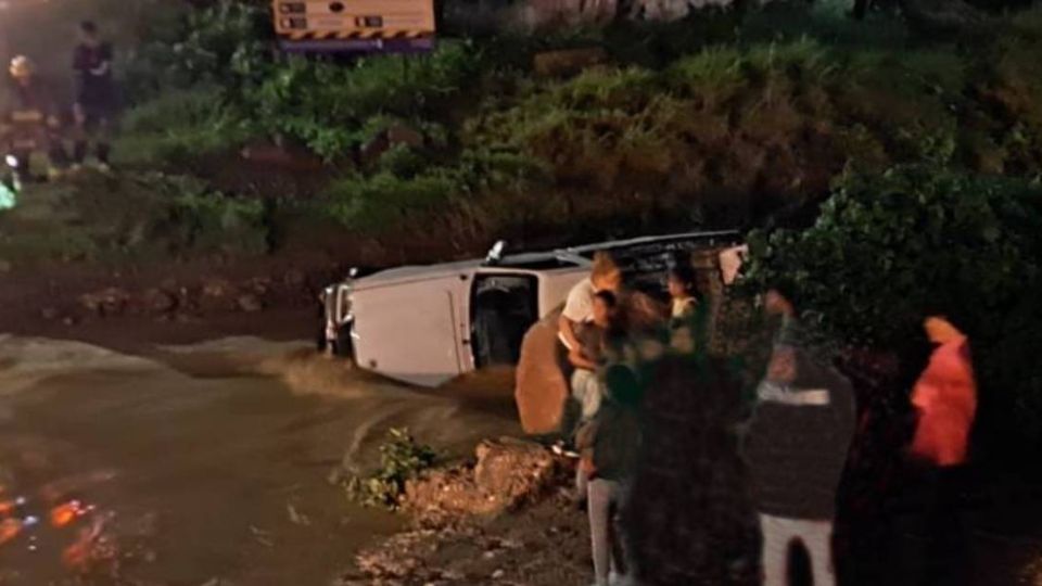 Dos hombres que viajaban en la camioneta resultaron ilesos.