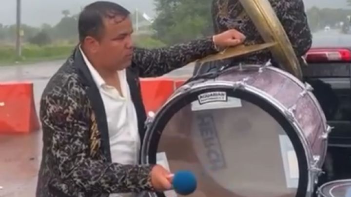 Como los músicos del Titanic, banda de León toca con la tempestad y se viralizan  |VIDEO